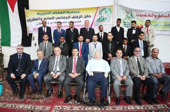 jordan-islamic-bank-offers-naqout-to-the-wedding-groom-of-the-27th-mass-wedding.jpg